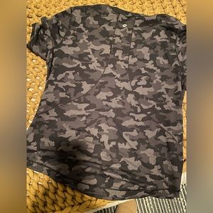 Camo Swiftly tech short sleeve size 6